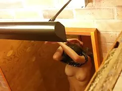 部屋のピンクのドレスの短い乳首は男をして ...
