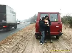 ビーチの裸の人々は、カメラを通して彼女を ...