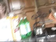 二つの情熱的なレズビアンなめるクリトリス ...