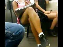 薄い、茶色の髪の女の子が乗ることができ、 ...