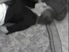 茶色の髪の女の子を通りに連れてきて、彼女 ...