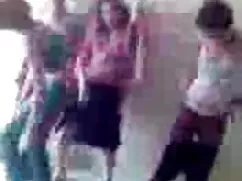 うめき声ロシアの女の子は、ソファの上に彼 ...