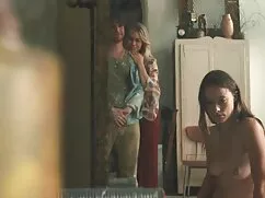 甘い、茶色の髪のウェディングドレスで楽し ...