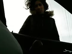 二人の男は彼女の尾を引っ張って、その後、 ...