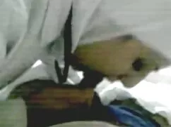 赤いゴムのバイブレーターの膣内にペンの黒 ...