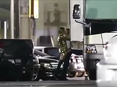 彼女はボーイフレンドと逆さまにぶら下がっ ...