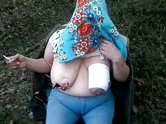 大きなお尻を持つ女の子は野生のビーチで彼 ...
