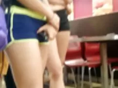彼の娘の胸を誘惑する欲望に満ちた父 女子 ...