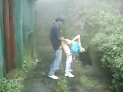 ひげを生やした男は赤い髪でいっぱいの腐っ ...