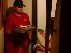 赤いロープと彼の口の中でボールを持つクリ ...