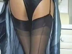 女の子は驚いた母親を捕まえ、その後彼女に ...