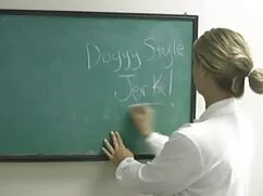 黒、白い雌犬を円の中に入れてください エ ...