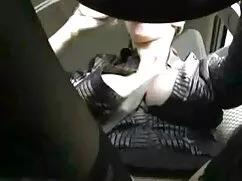 アイシャは友人の顔で膣に座って、その後オ ...