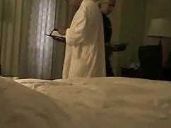 男は女の子の素敵なタイツを揚げました あ ...