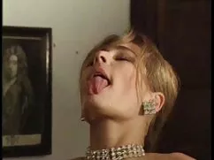 十代の女性、大きな黒いコックの上に曲がっ ...