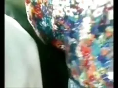 ロシアの看護師Varvaraは朝のゴム製 ...