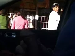 プレイボーイは、自然の美しさのために彼の ...
