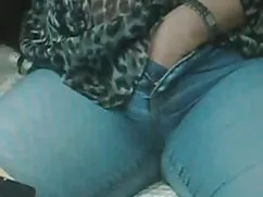 彼の賢明な妻は彼女の夫の前で美しい足を持 ...